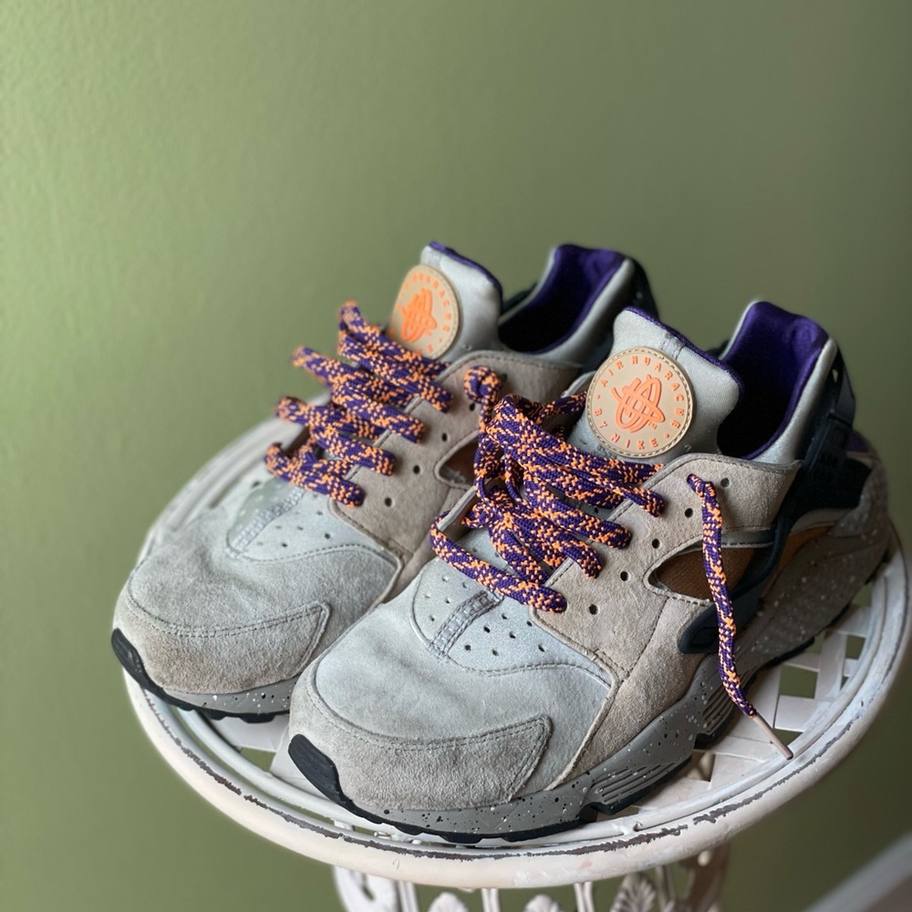 Nike Huarache size 9. Lightly worn. Very comfortable